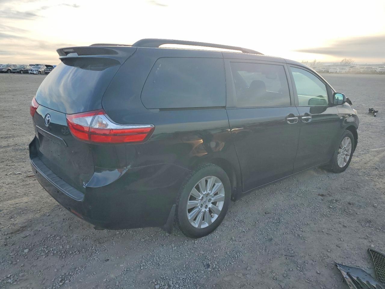 2016 TOYOTA SIENNA XLE photo 3