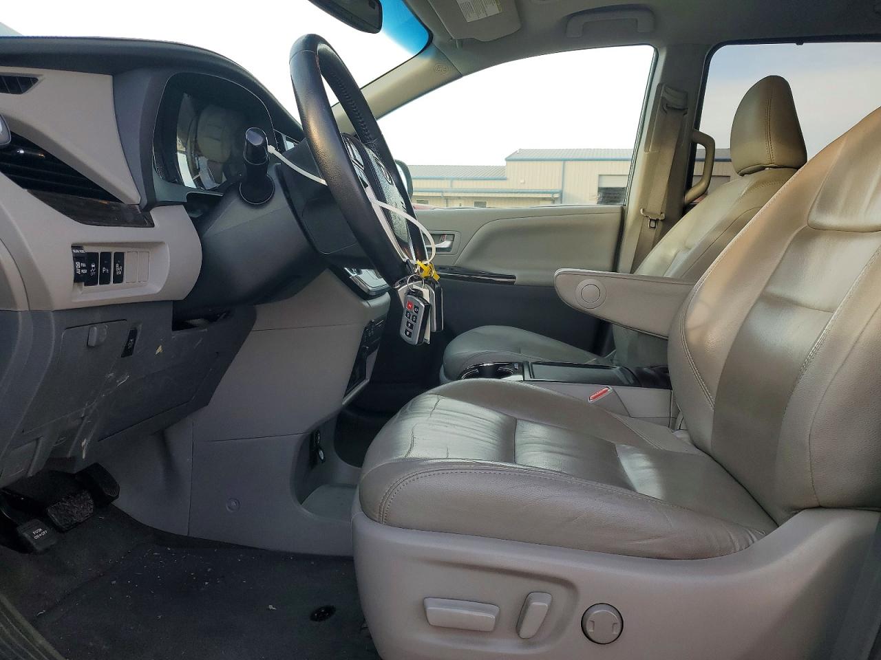 2016 TOYOTA SIENNA XLE photo 7
