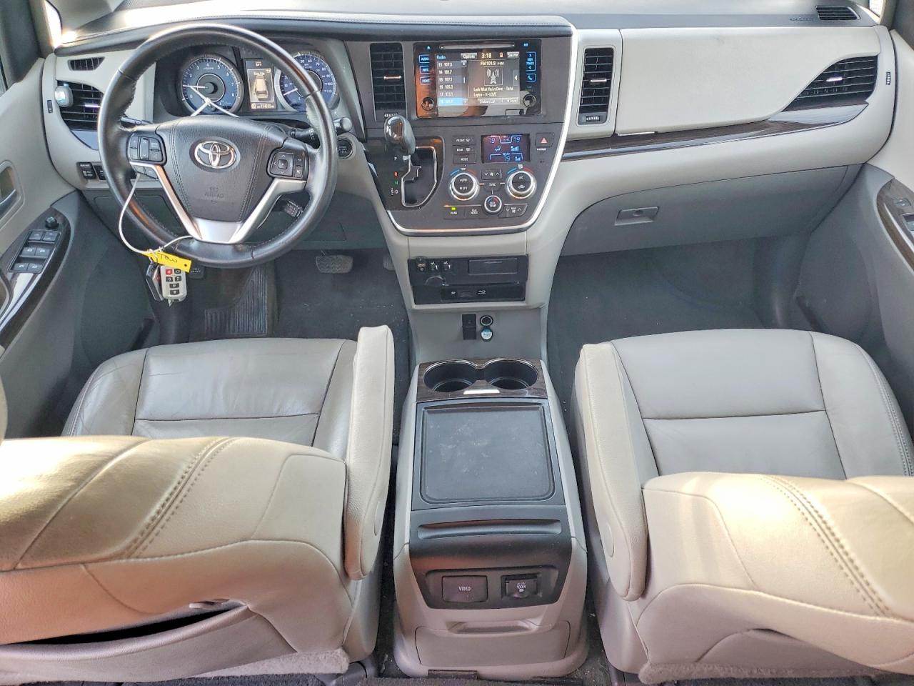 2016 TOYOTA SIENNA XLE photo 8