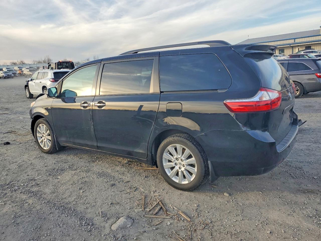 2016 TOYOTA SIENNA XLE photo 2