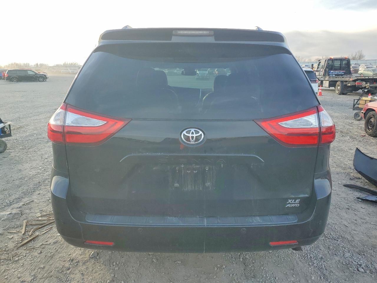 2016 TOYOTA SIENNA XLE photo 6