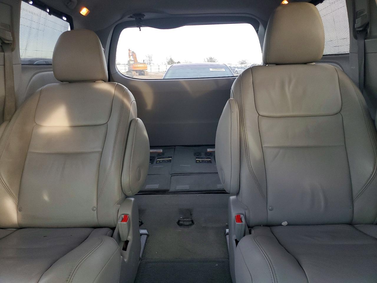 2016 TOYOTA SIENNA XLE photo 10