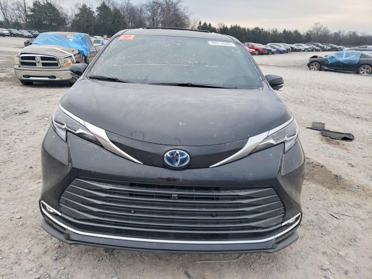 2025 TOYOTA SIENNA PLATINUM 7-PASSENGER photo 5