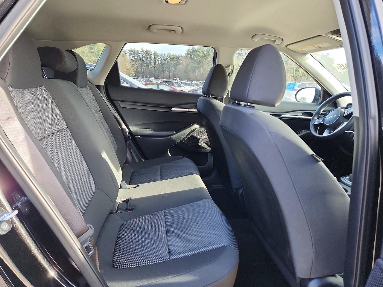 2025 KIA SELTOS LX photo 11
