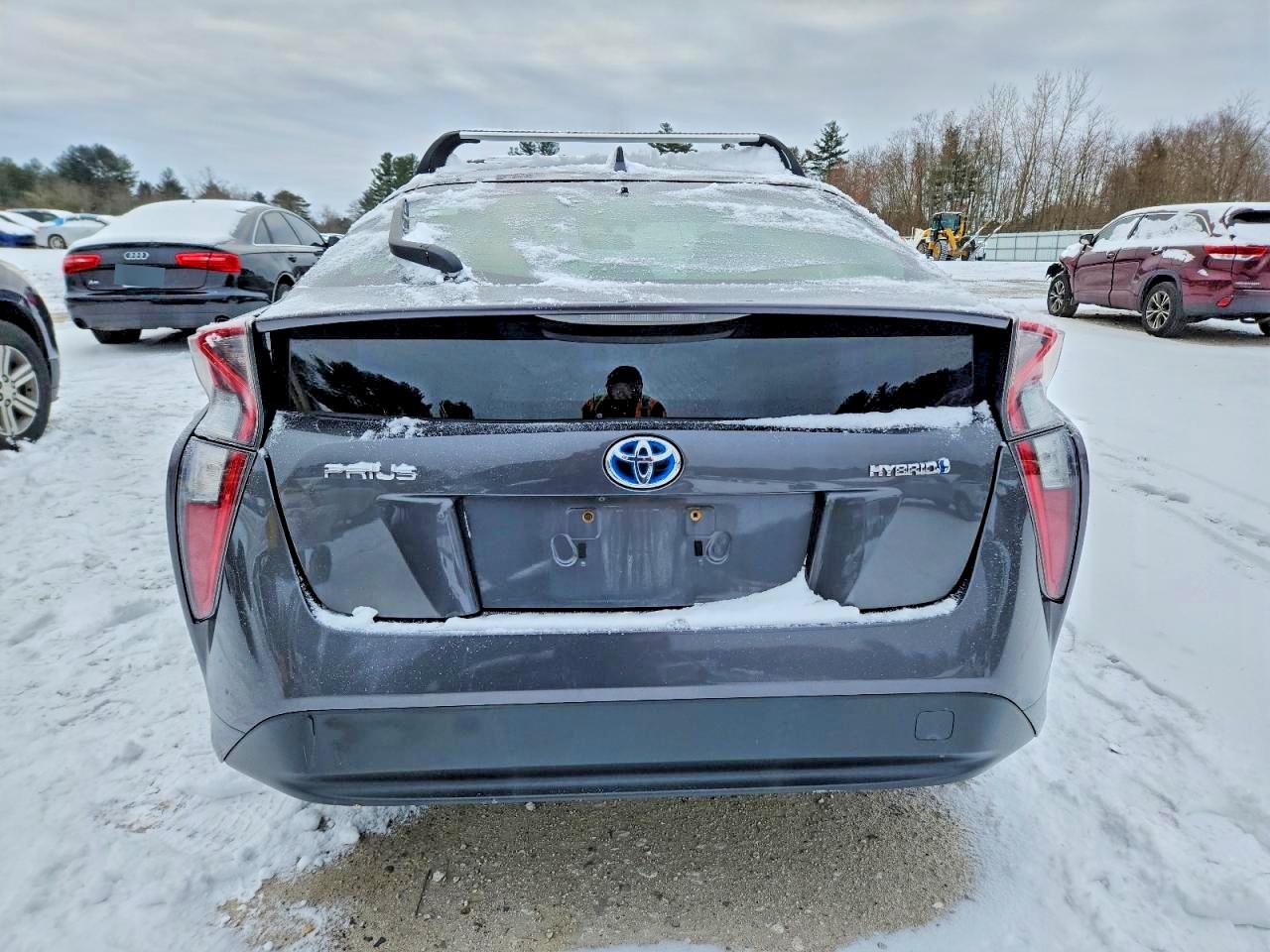 2016 TOYOTA PRIUS photo 6
