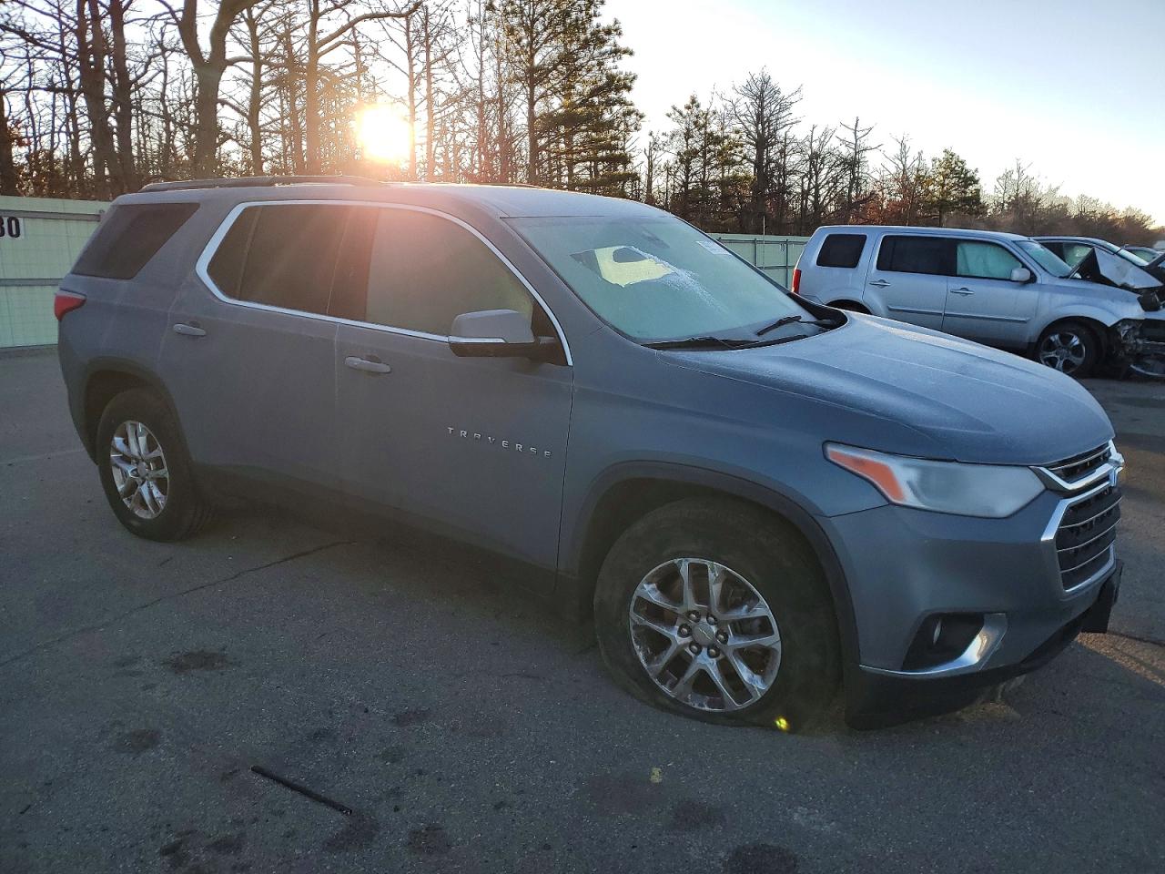 2020 CHEVROLET TRAVERSE LT photo 4
