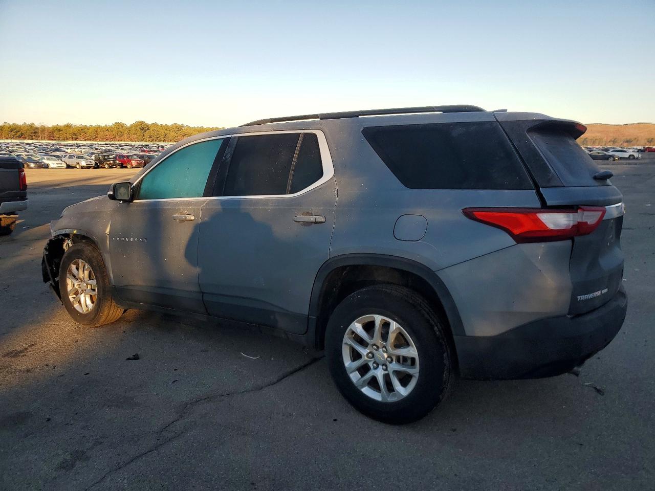 2020 CHEVROLET TRAVERSE LT photo 2