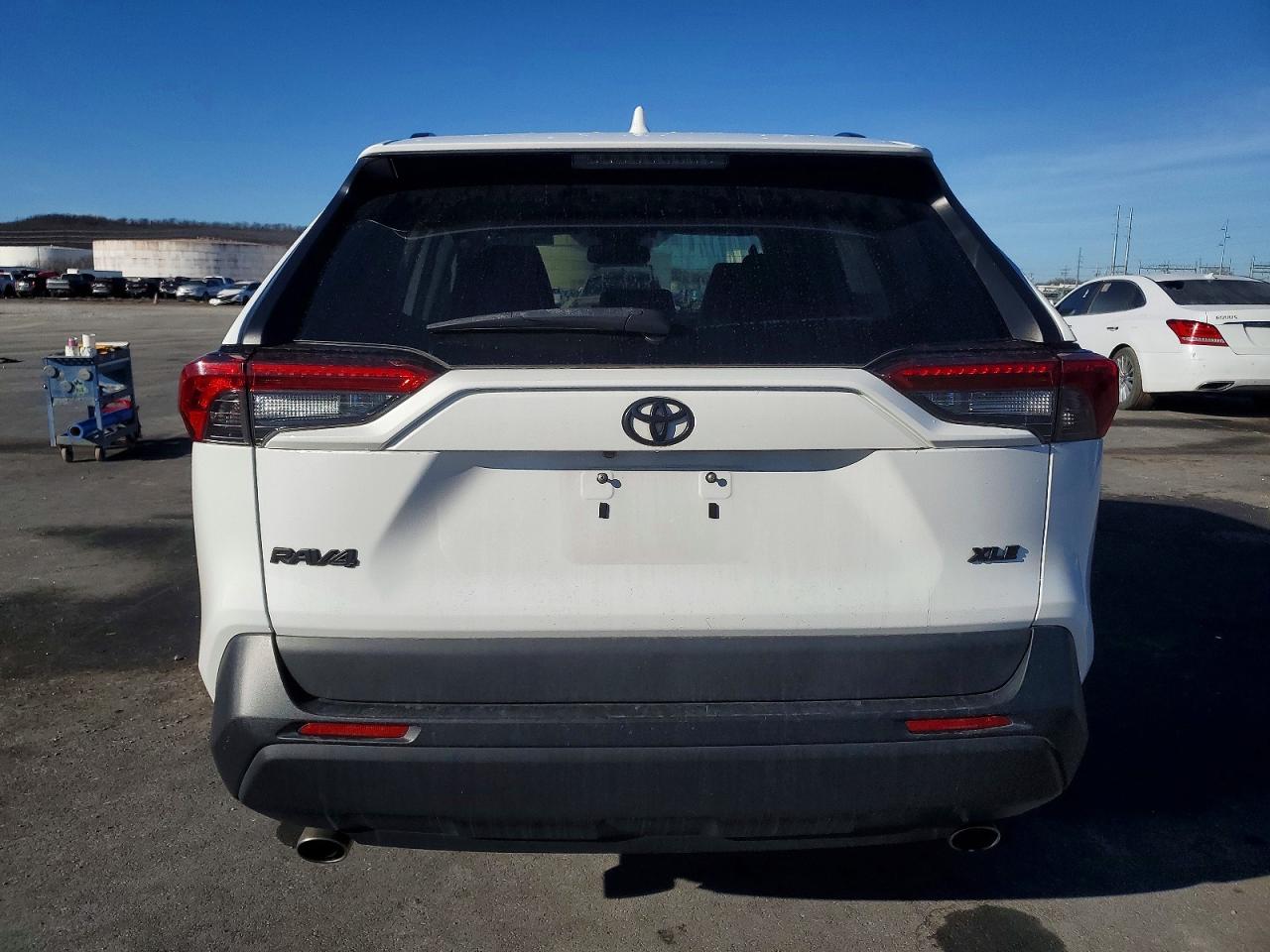 2019 TOYOTA RAV4 XLE photo 6