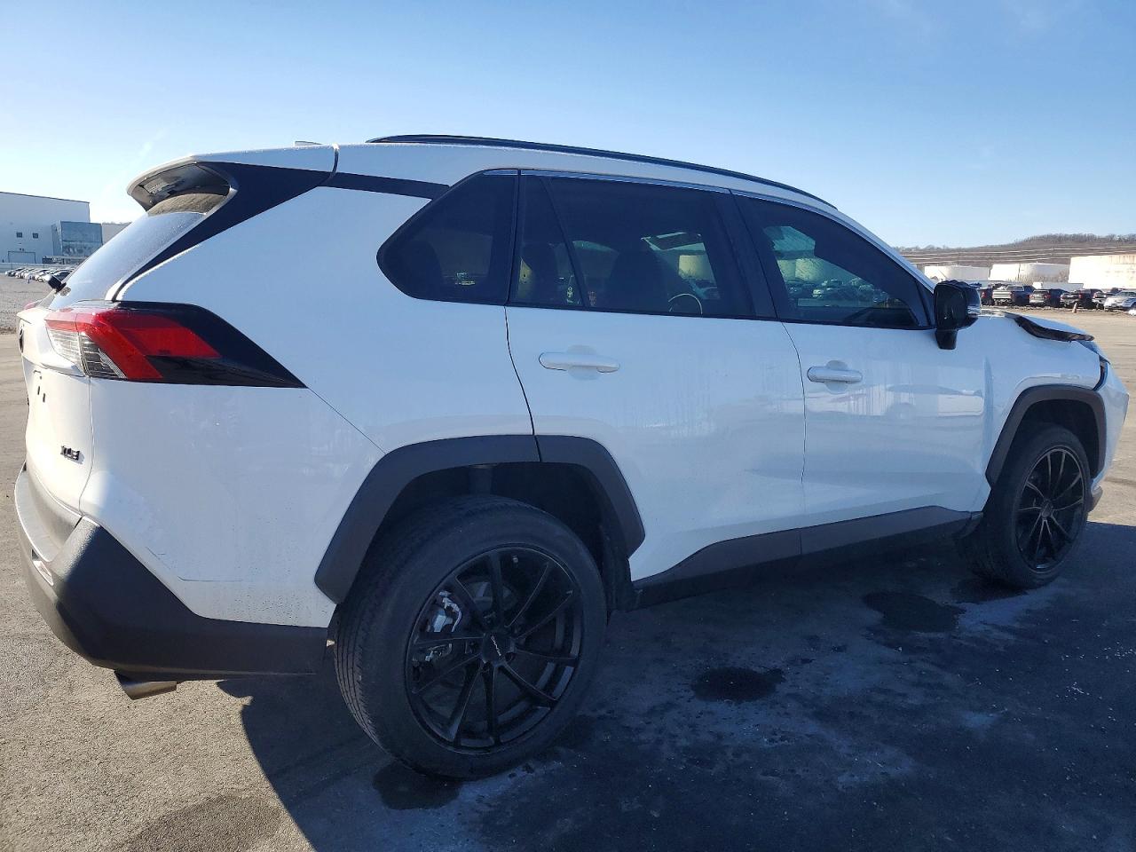 2019 TOYOTA RAV4 XLE photo 3