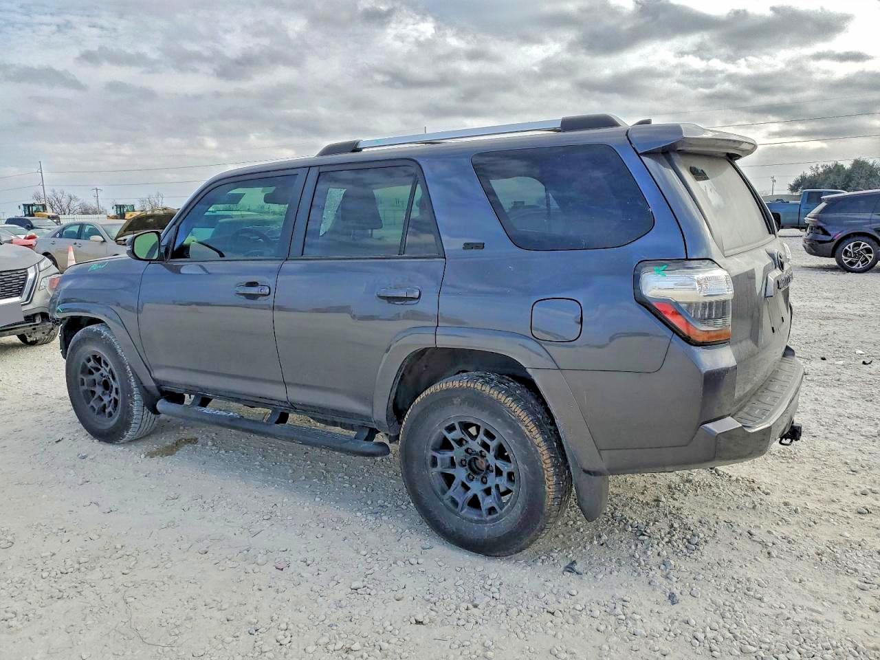 2022 TOYOTA 4RUNNER SR5 photo 2