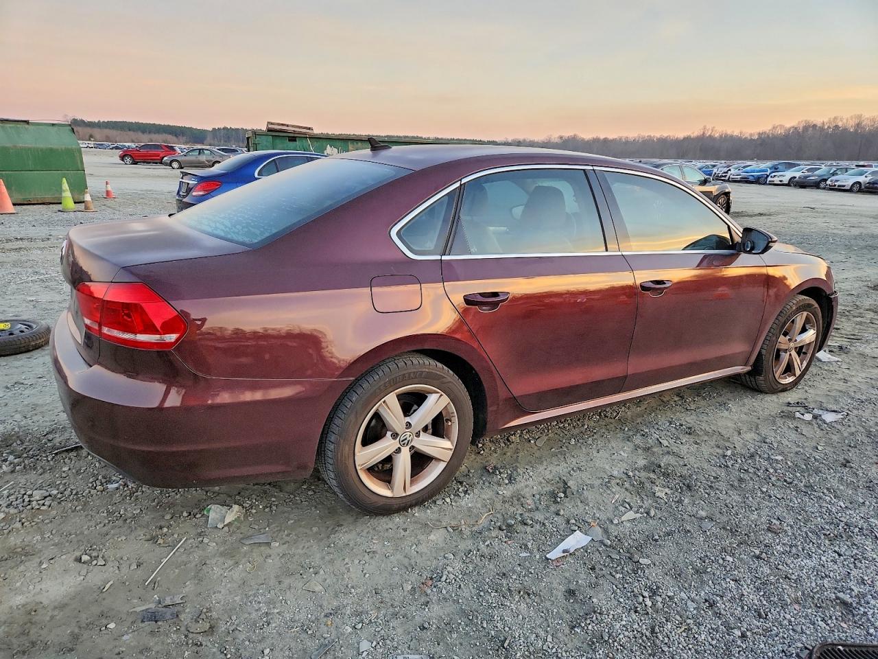 2012 VOLKSWAGEN PASSAT SE photo 3