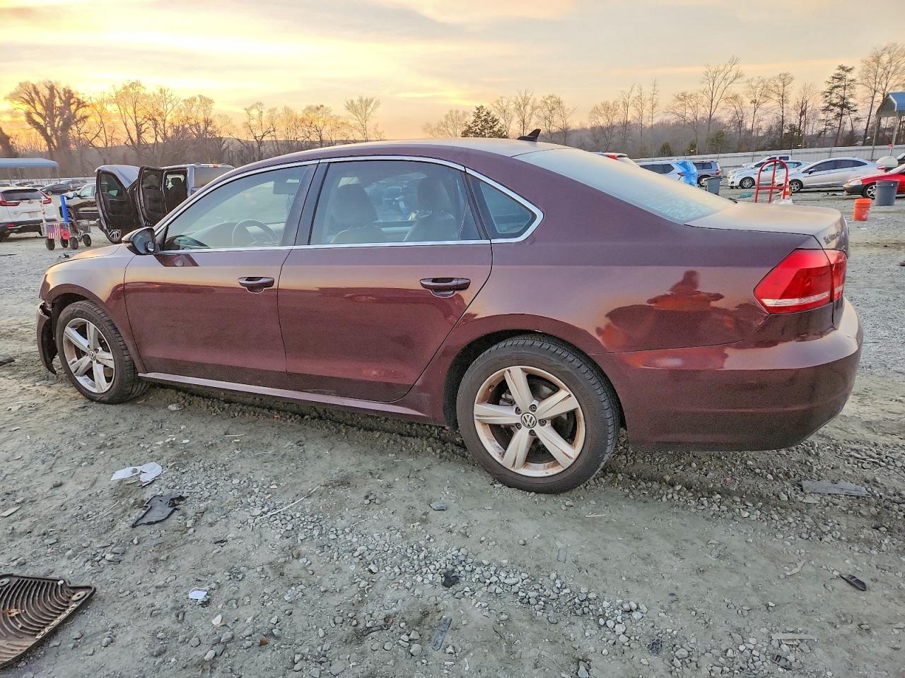 2012 VOLKSWAGEN PASSAT SE photo 2