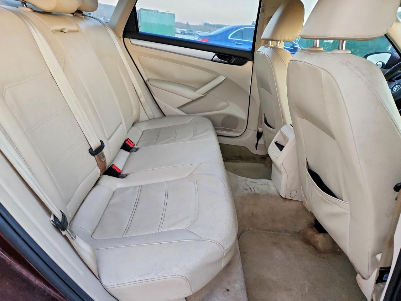 2012 VOLKSWAGEN PASSAT SE photo 10