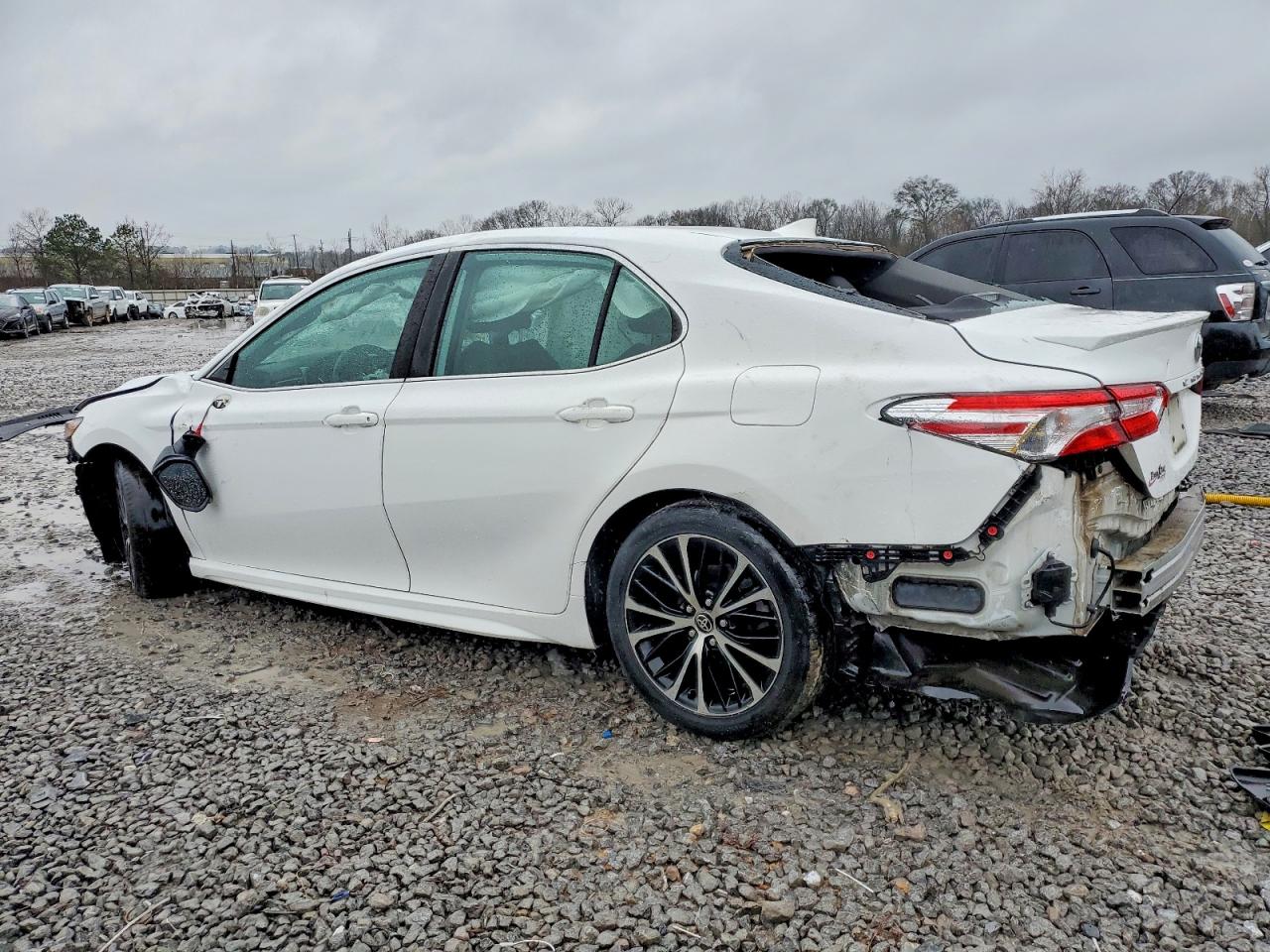 2020 TOYOTA CAMRY SE photo 2