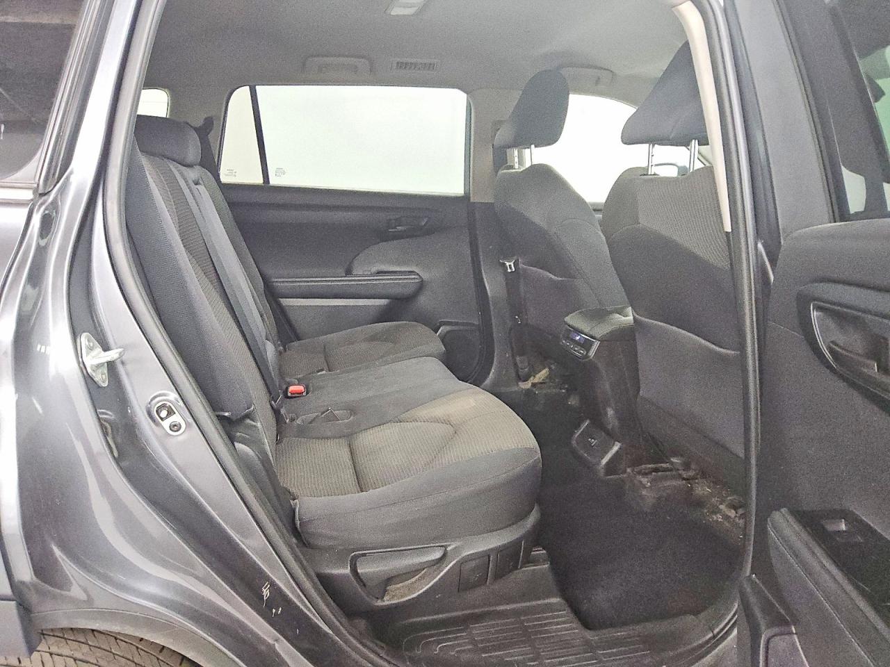 2021 TOYOTA HIGHLANDER LE photo 11