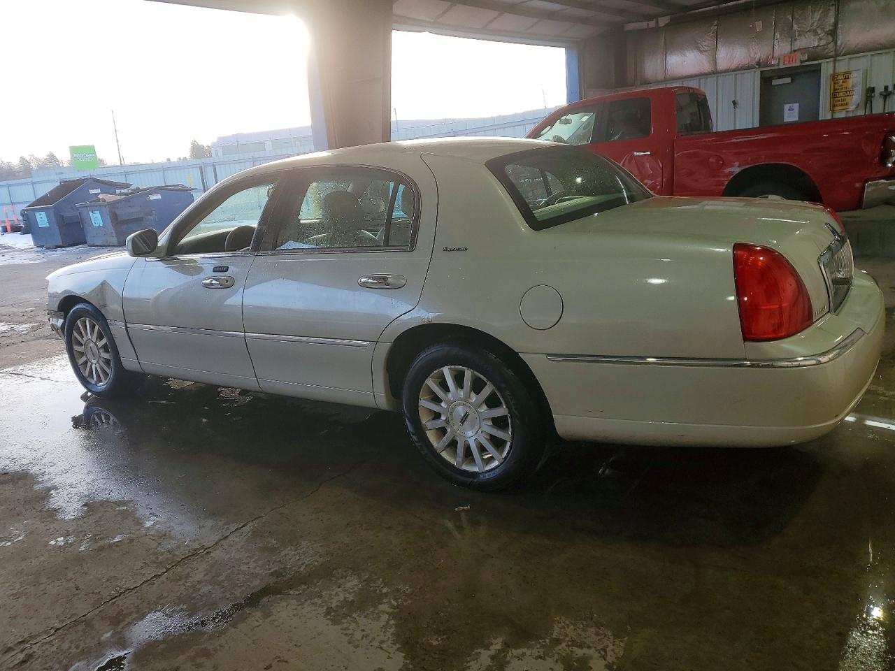2007 LINCOLN TOWN CAR SIGNATURE photo 2