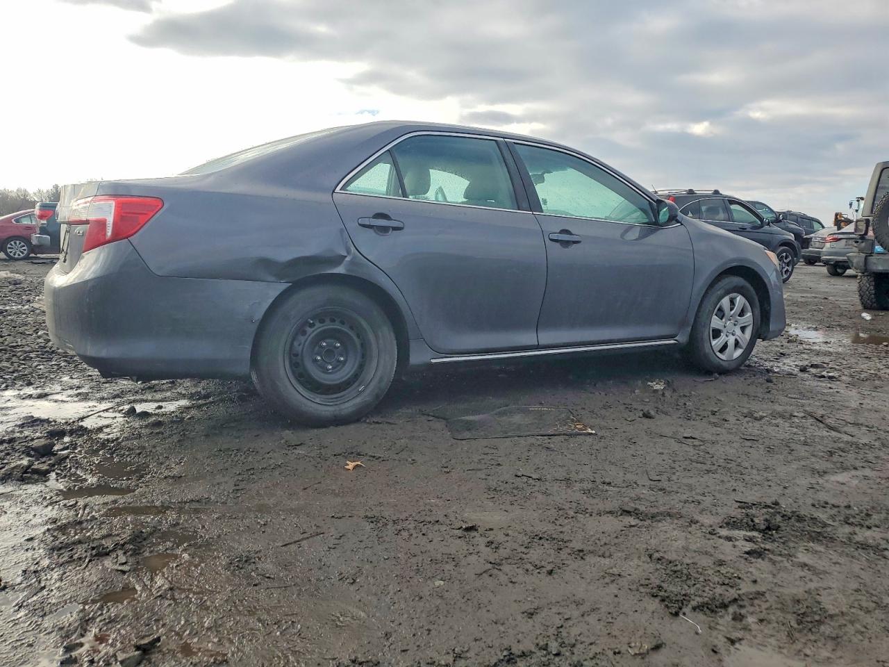 2014 TOYOTA CAMRY L photo 3