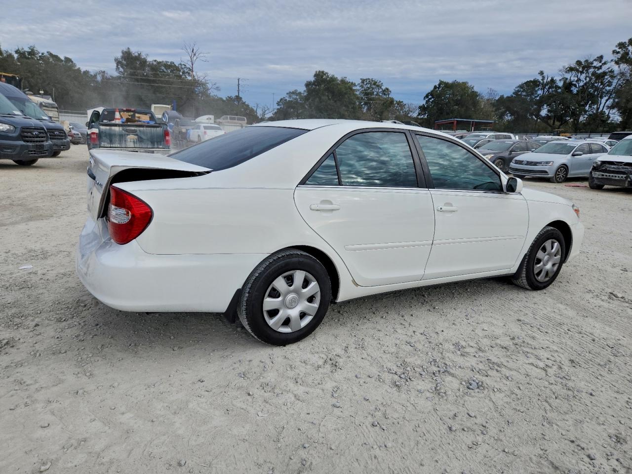 2004 TOYOTA CAMRY LE photo 3