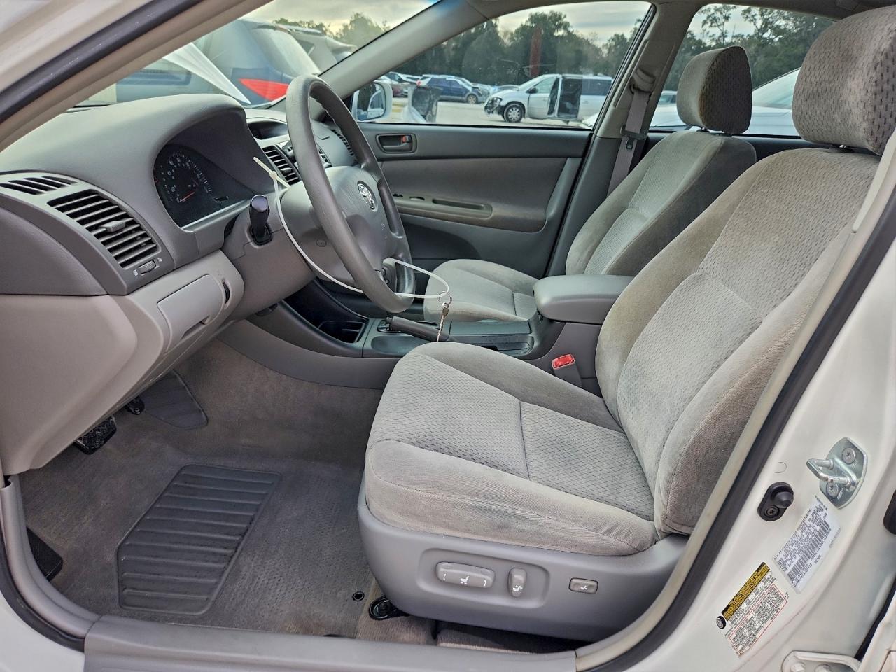 2004 TOYOTA CAMRY LE photo 7