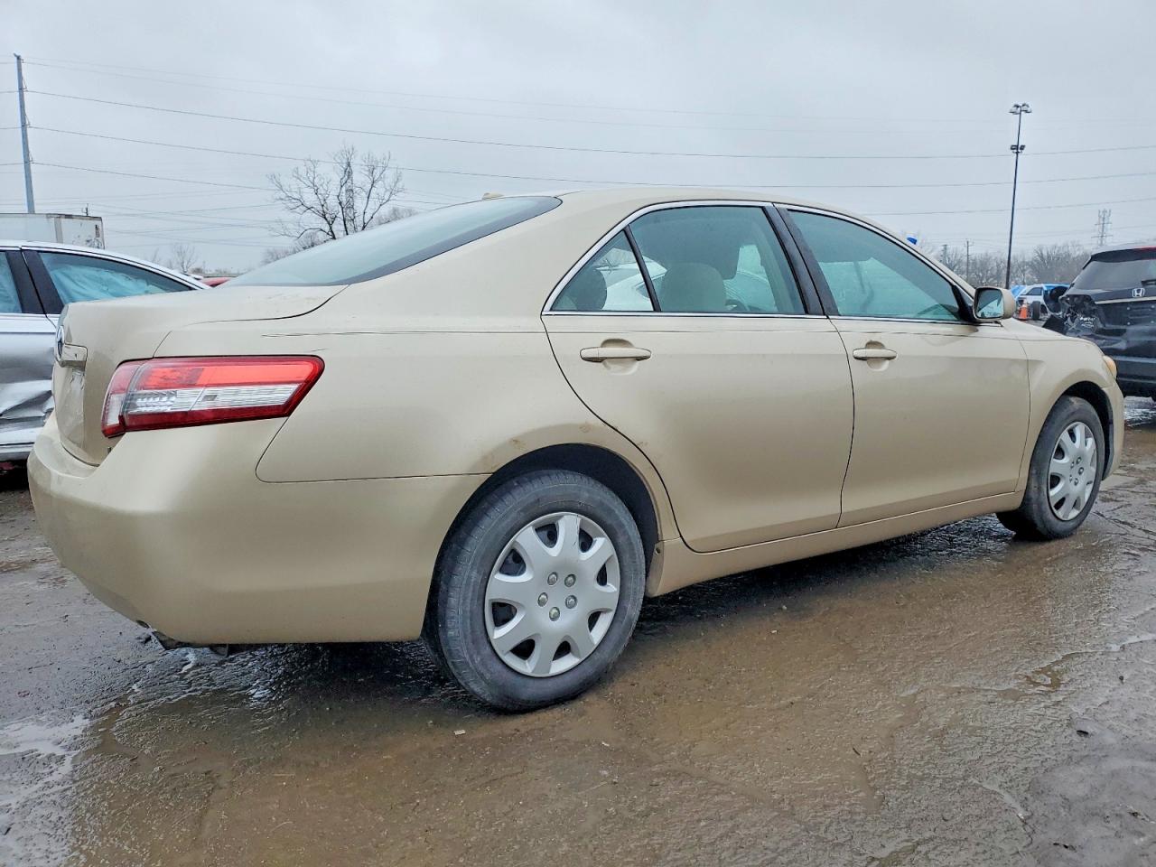 2010 TOYOTA CAMRY BASE photo 3