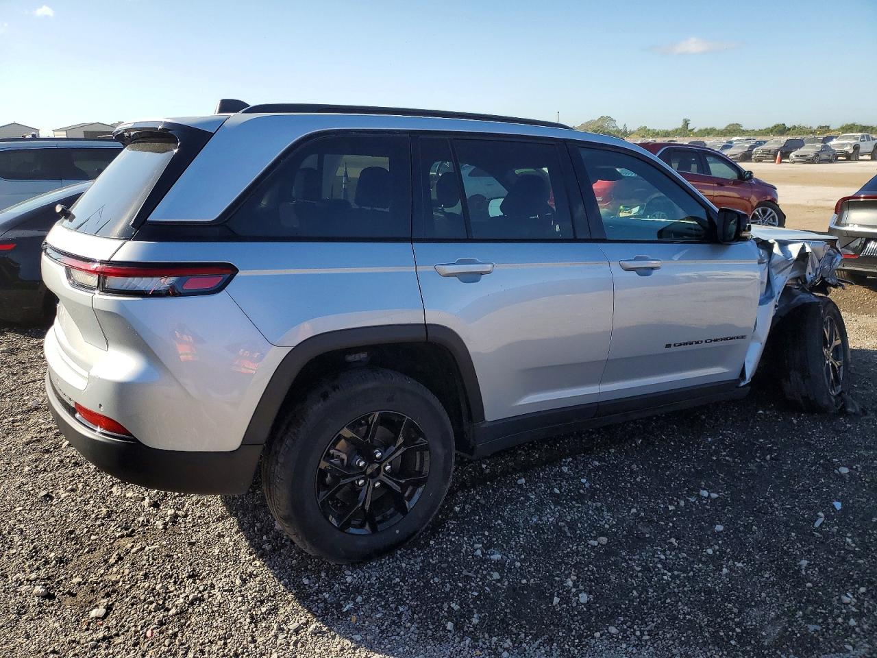2024 JEEP GRAND CHEROKEE LAREDO photo 3