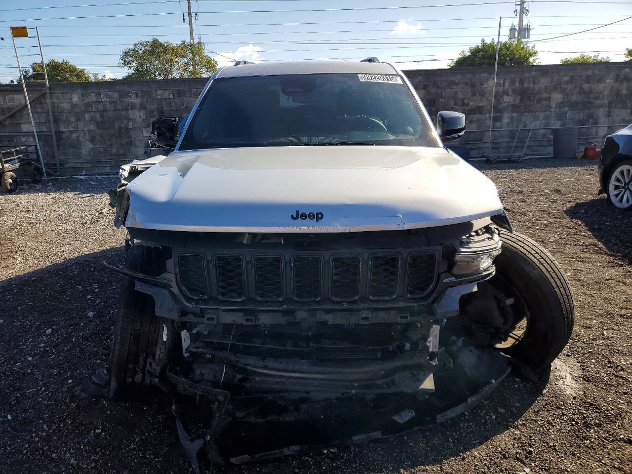 2024 JEEP GRAND CHEROKEE LAREDO photo 5