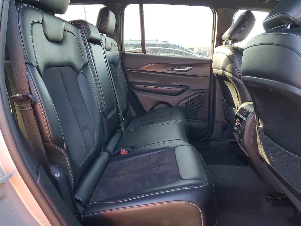 2024 JEEP GRAND CHEROKEE LAREDO photo 10