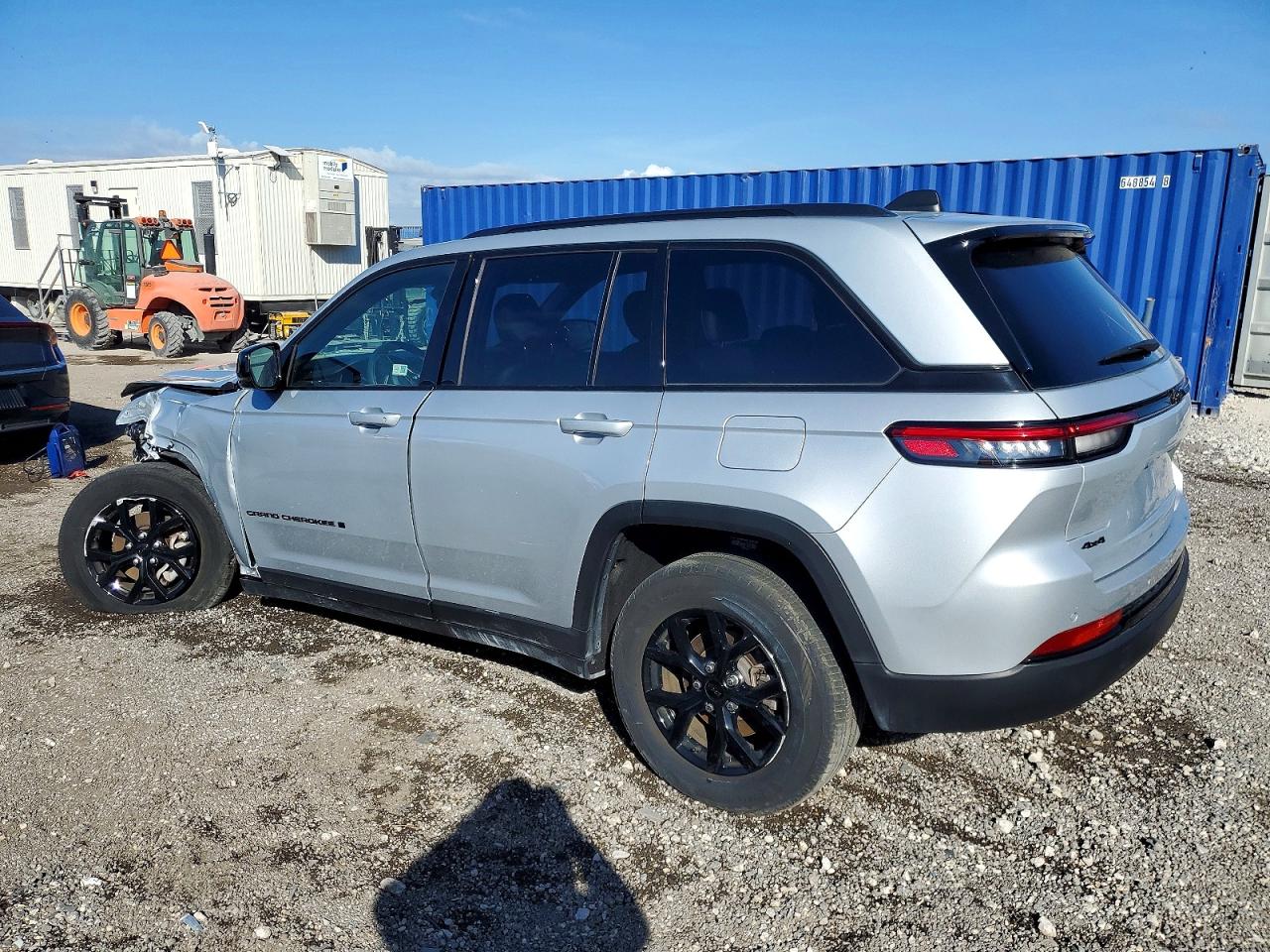 2024 JEEP GRAND CHEROKEE LAREDO photo 2