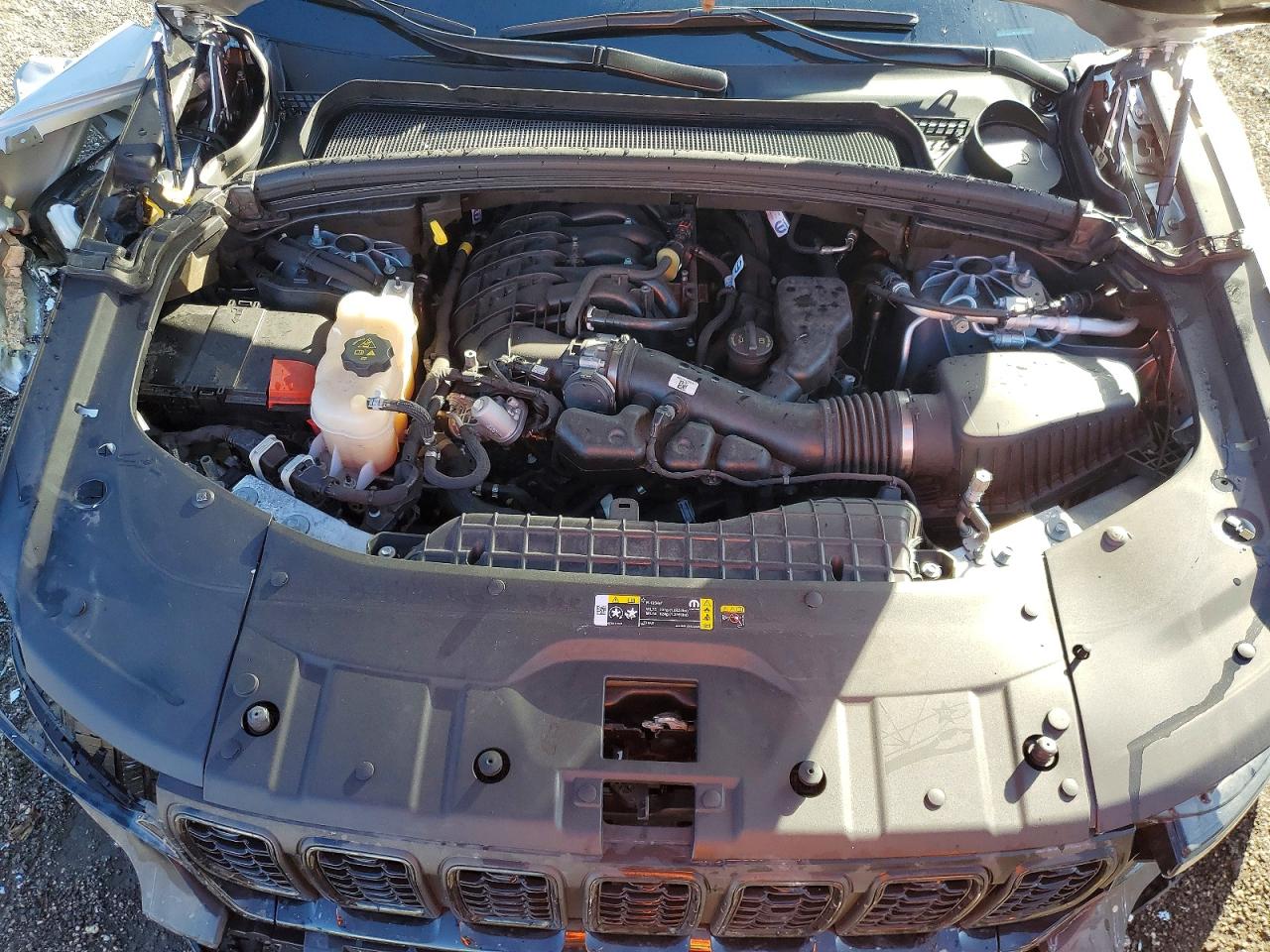 2024 JEEP GRAND CHEROKEE LAREDO photo 11