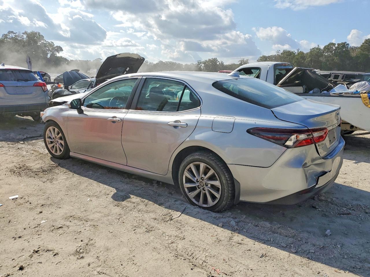 2022 TOYOTA CAMRY LE photo 3