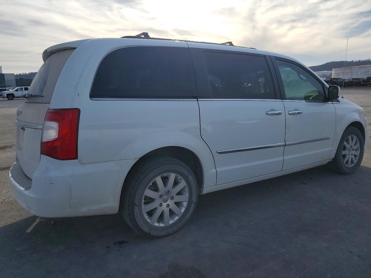 2015 CHRYSLER TOWN & COUNTRY TOURING photo 3