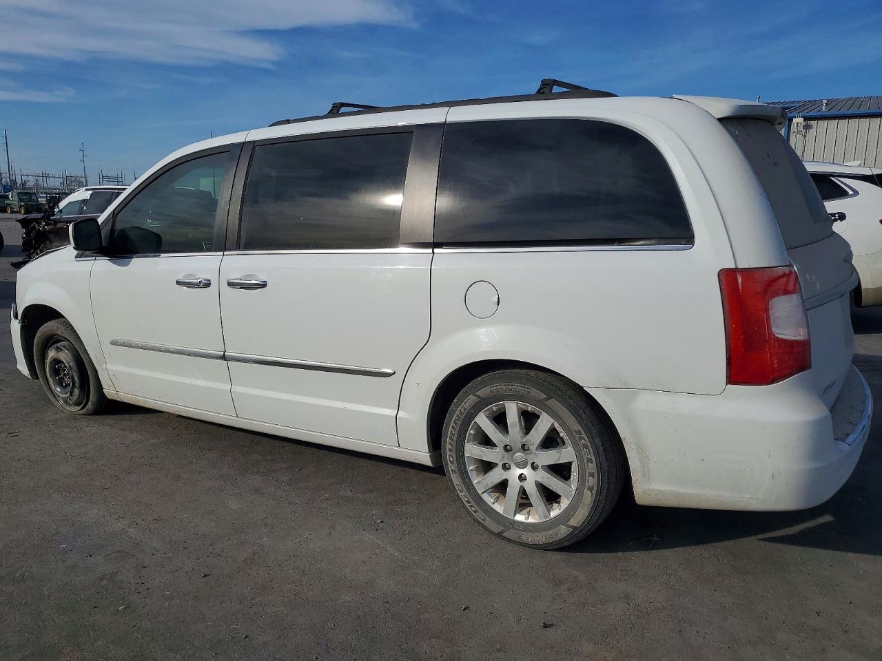 2015 CHRYSLER TOWN & COUNTRY TOURING photo 2