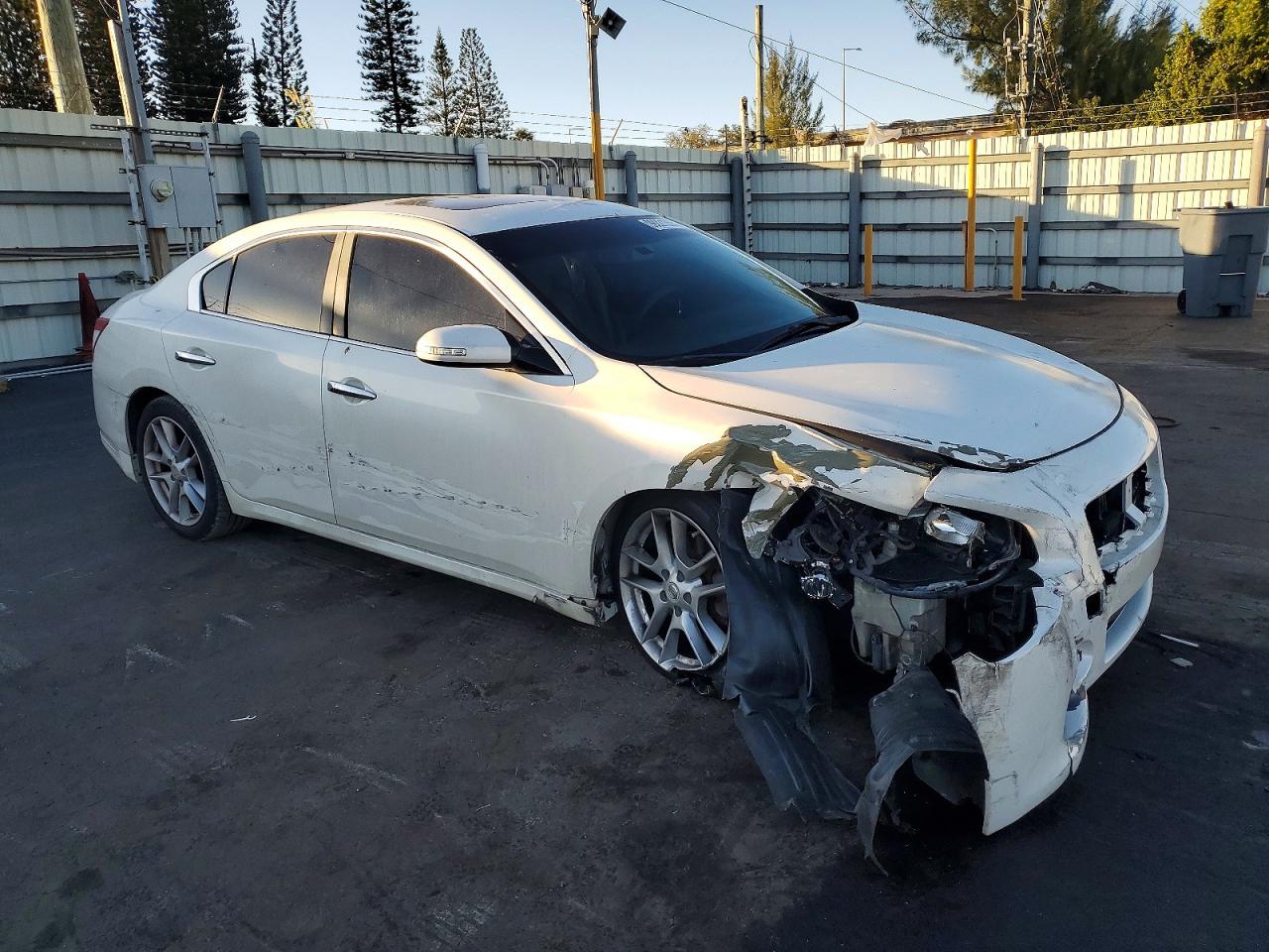 2010 NISSAN MAXIMA S photo 4