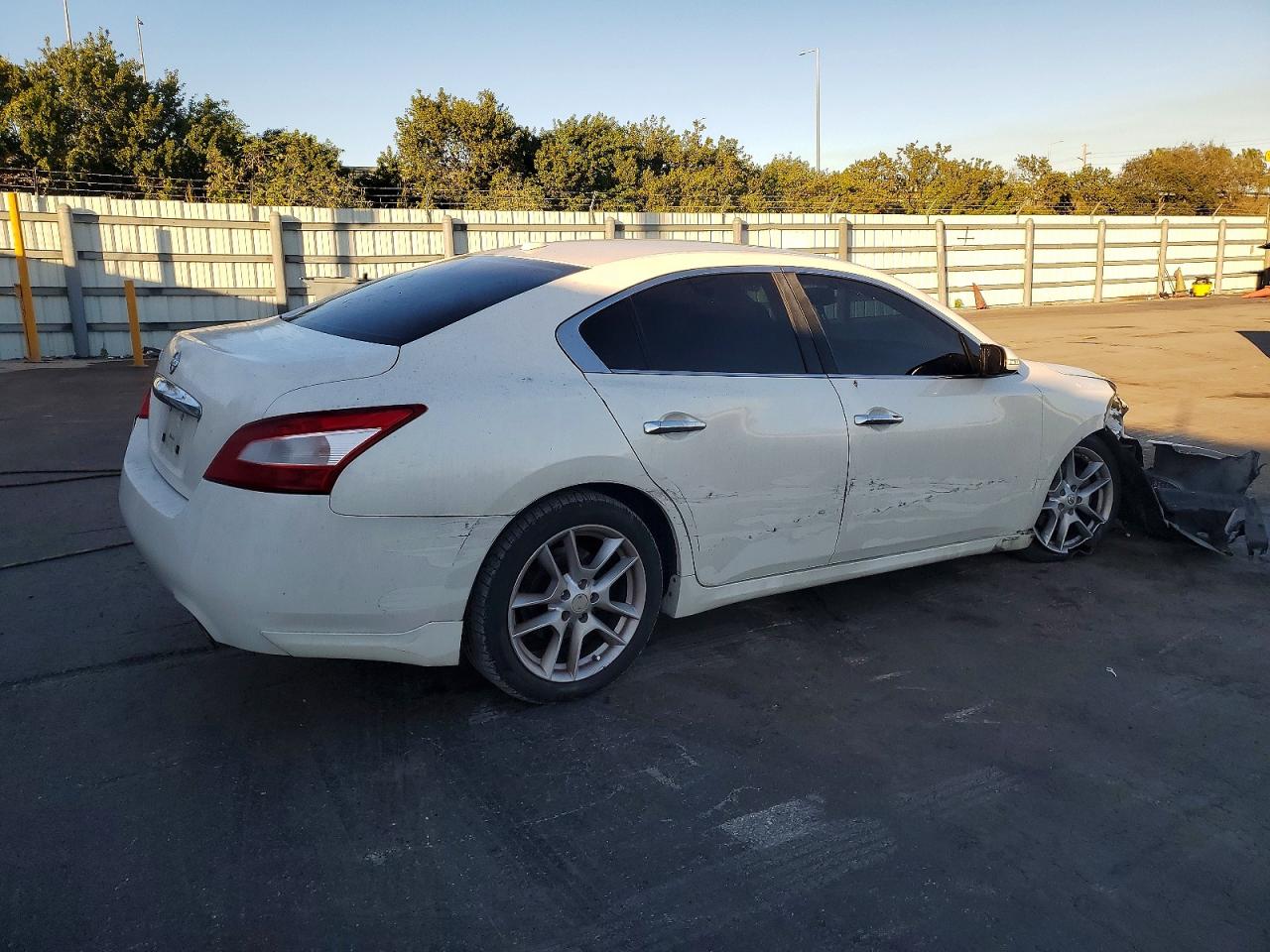 2010 NISSAN MAXIMA S photo 3