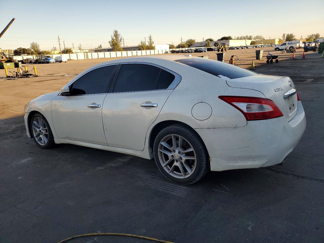 2010 NISSAN MAXIMA S photo 2