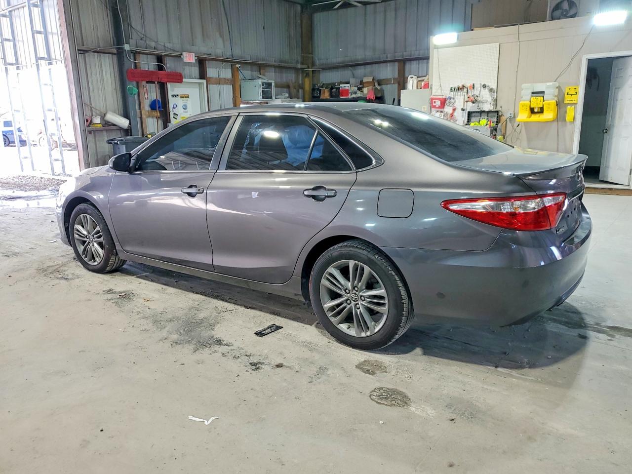 2016 TOYOTA CAMRY SE photo 2