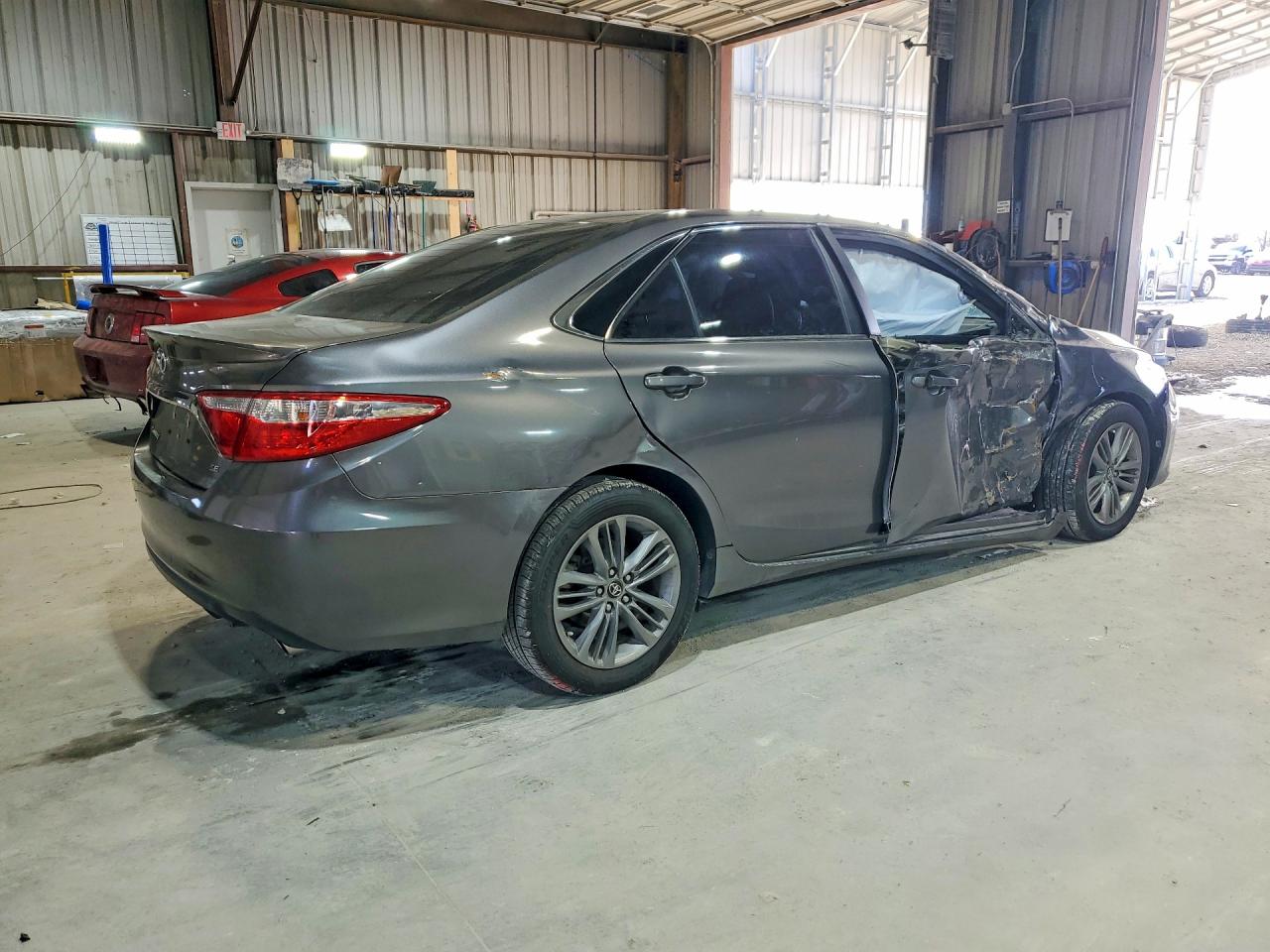 2016 TOYOTA CAMRY SE photo 3