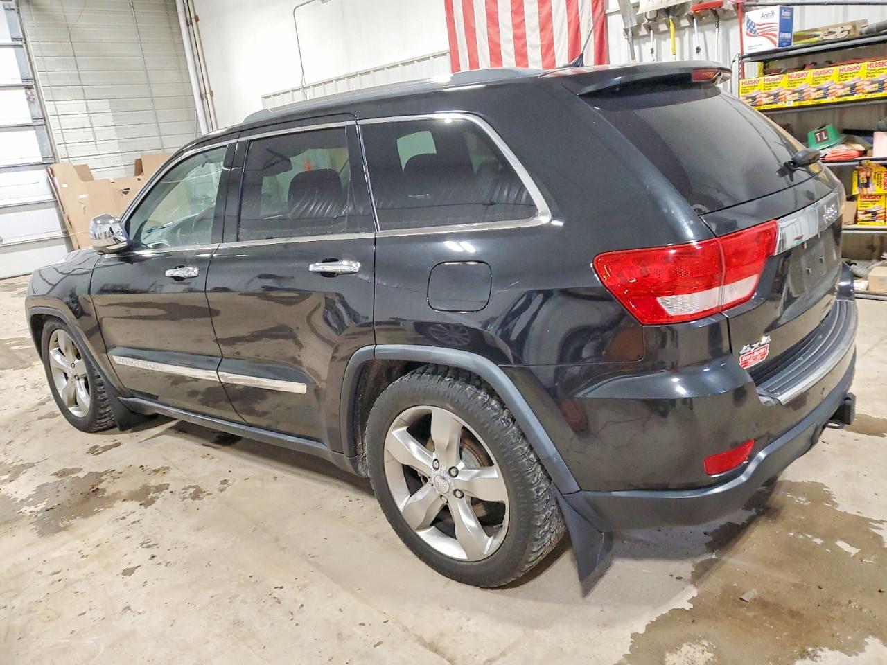 2011 JEEP GRAND CHEROKEE OVERLAND photo 2