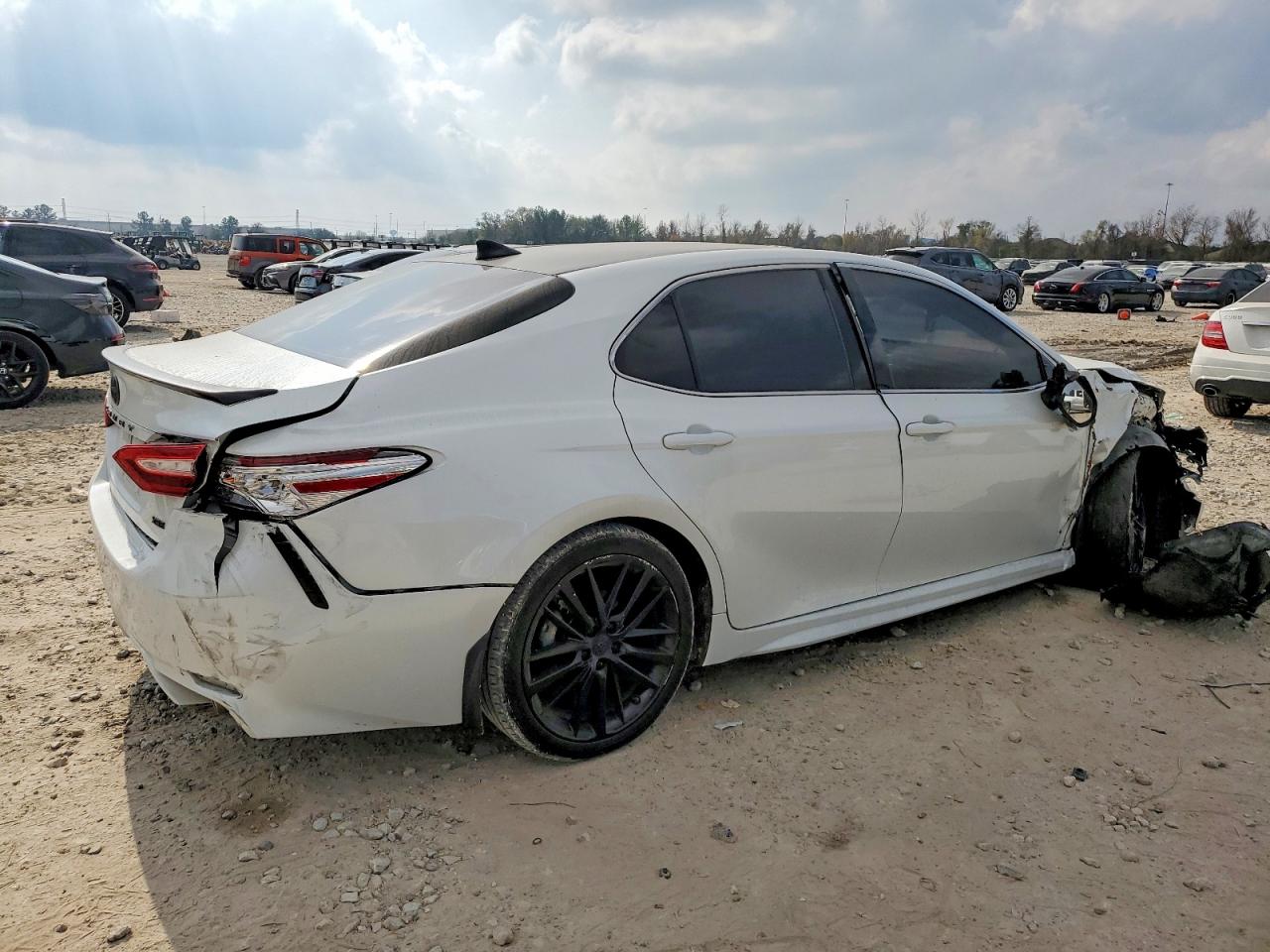 2020 TOYOTA CAMRY XSE photo 3