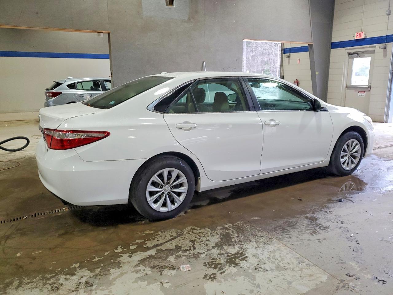 2015 TOYOTA CAMRY LE photo 3