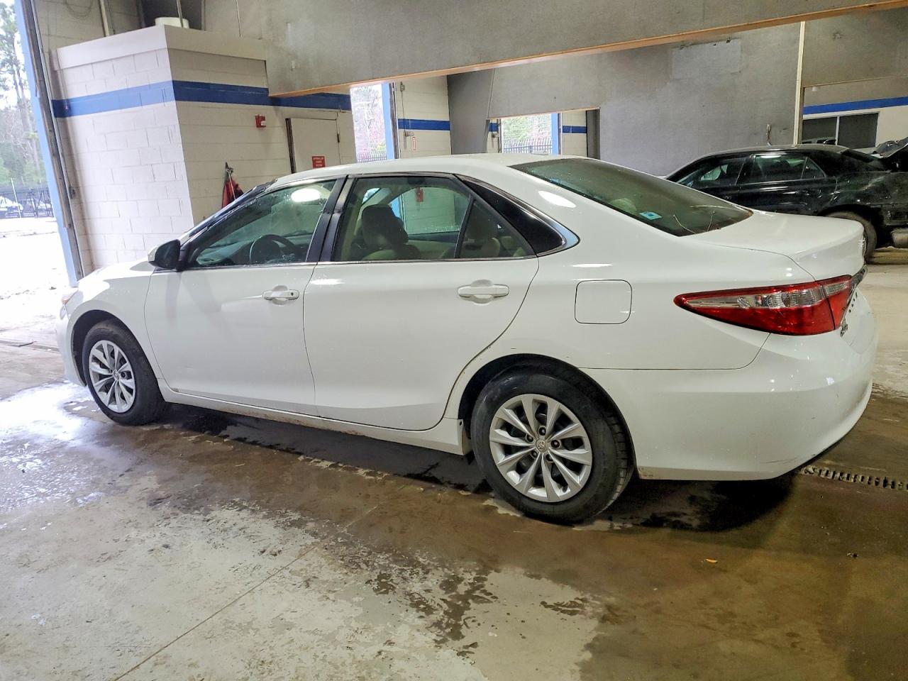 2015 TOYOTA CAMRY LE photo 2
