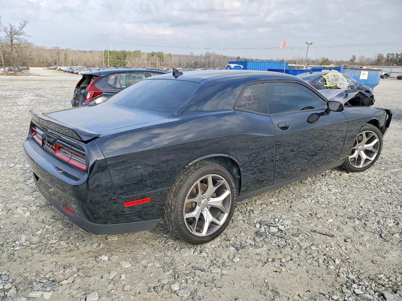 2016 DODGE CHALLENGER SXT photo 3