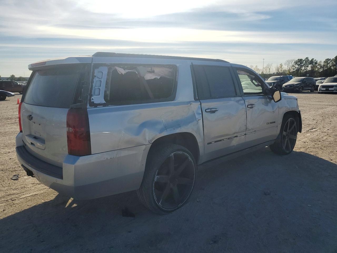 2018 CHEVROLET SUBURBAN C1500 PREMIER photo 3