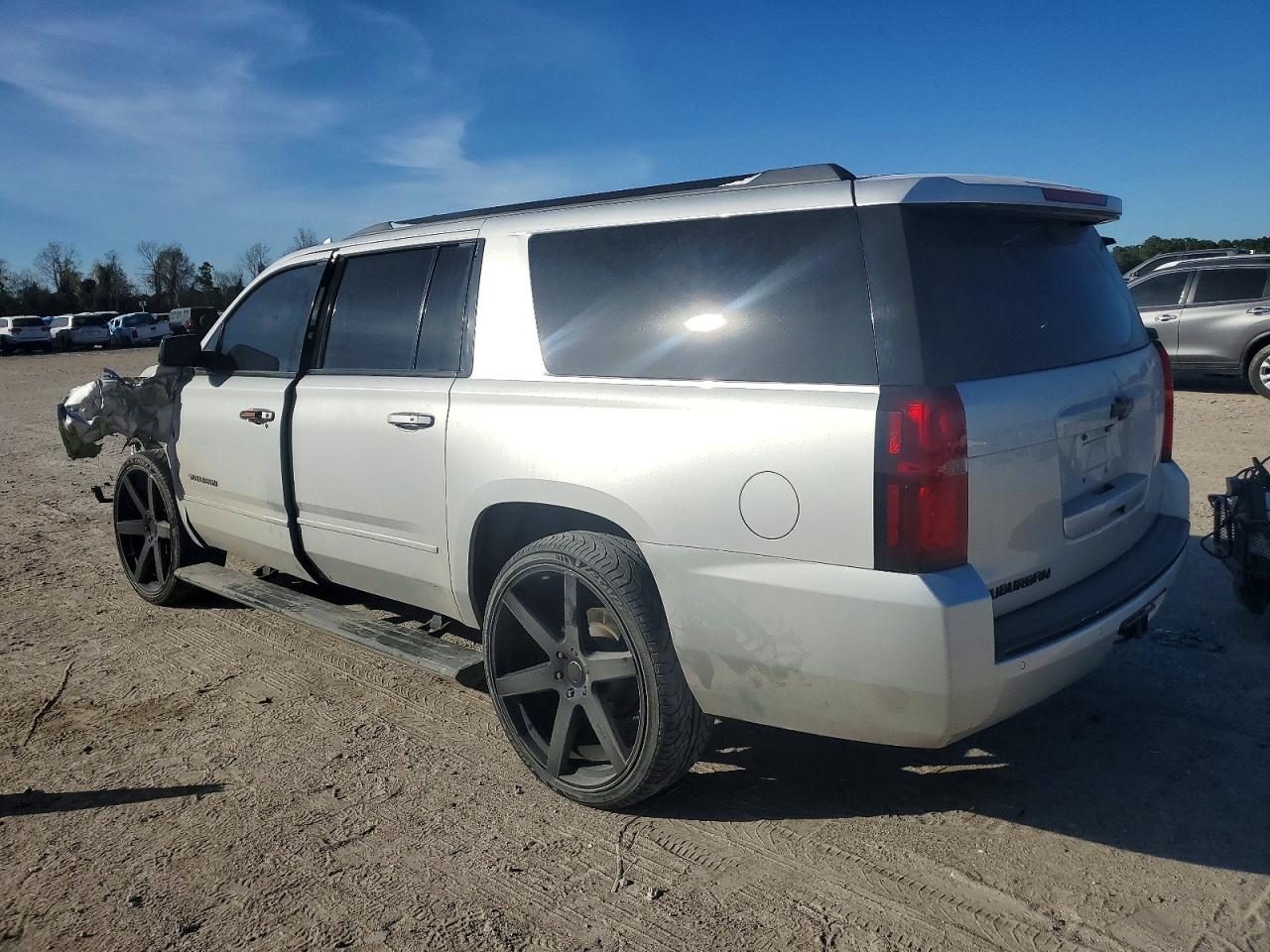 2018 CHEVROLET SUBURBAN C1500 PREMIER photo 2