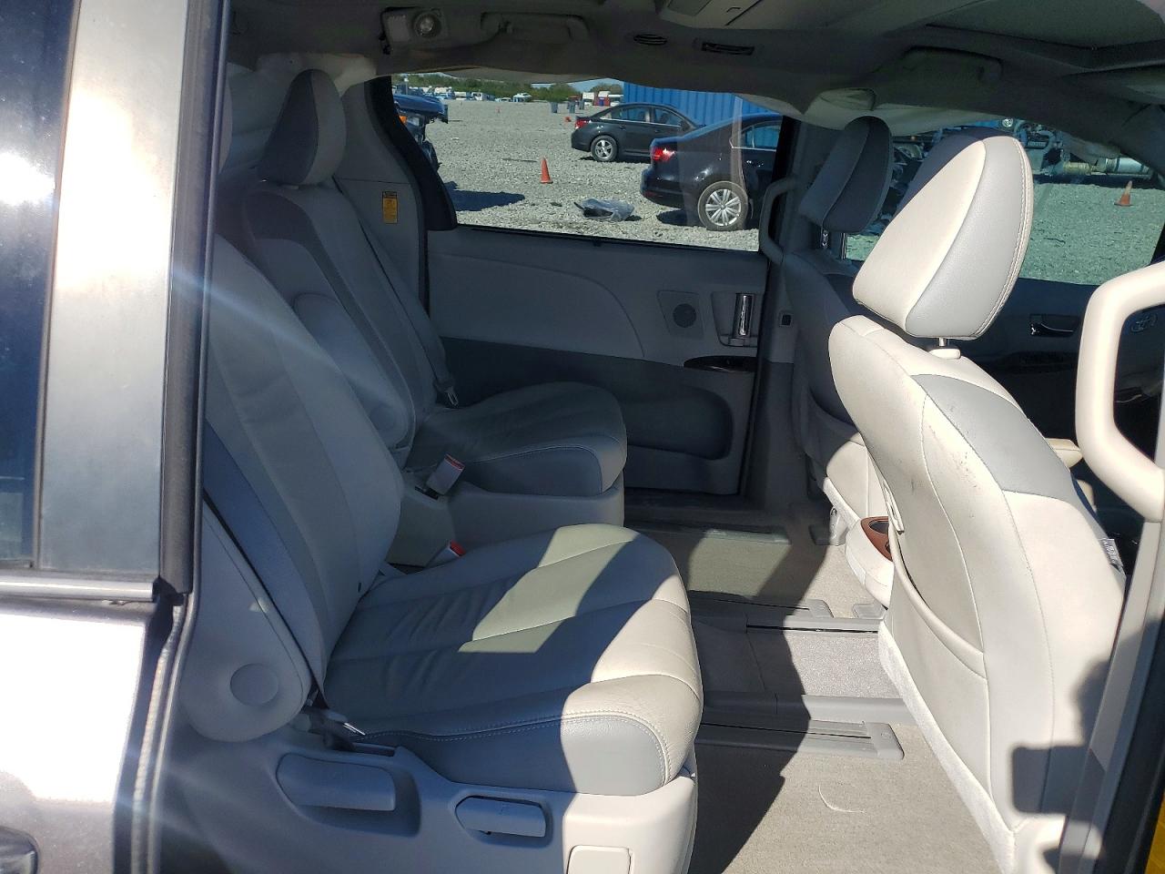 2014 TOYOTA SIENNA XLE photo 11