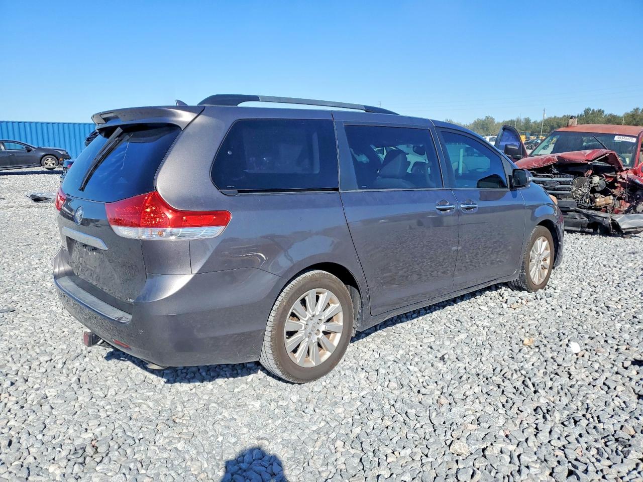 2014 TOYOTA SIENNA XLE photo 3