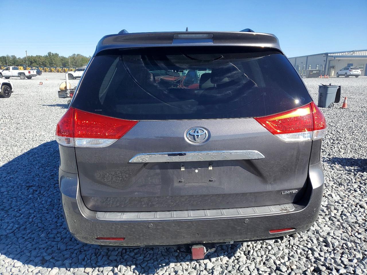 2014 TOYOTA SIENNA XLE photo 6