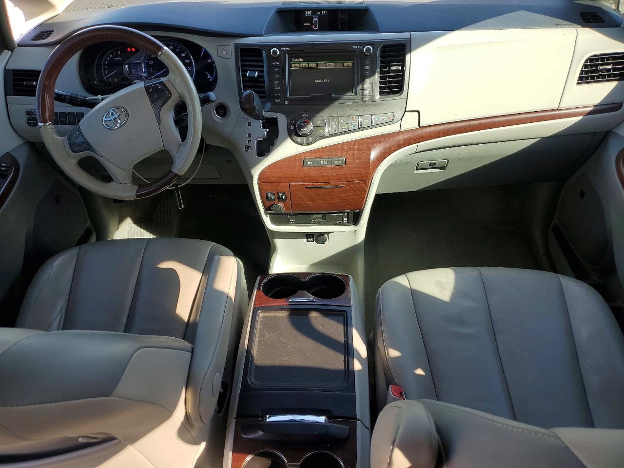 2014 TOYOTA SIENNA XLE photo 8