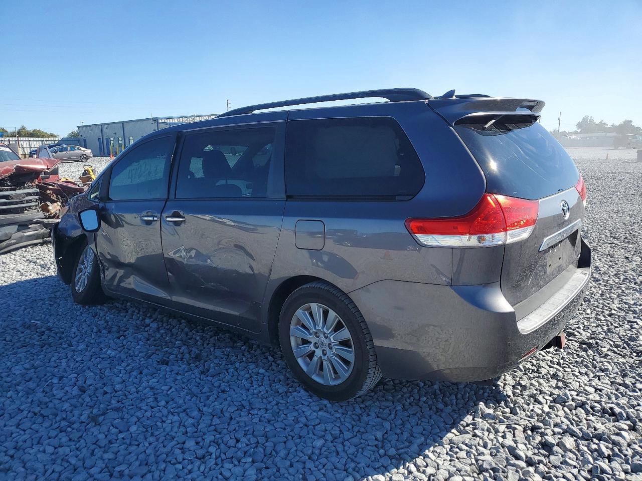 2014 TOYOTA SIENNA XLE photo 2