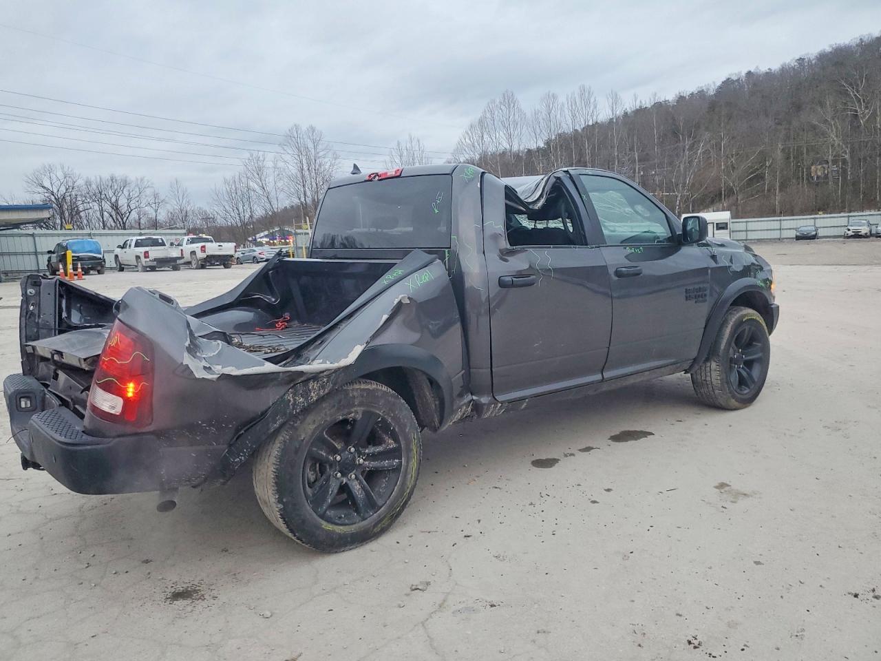 2022 RAM 1500 CLASSIC SLT photo 3